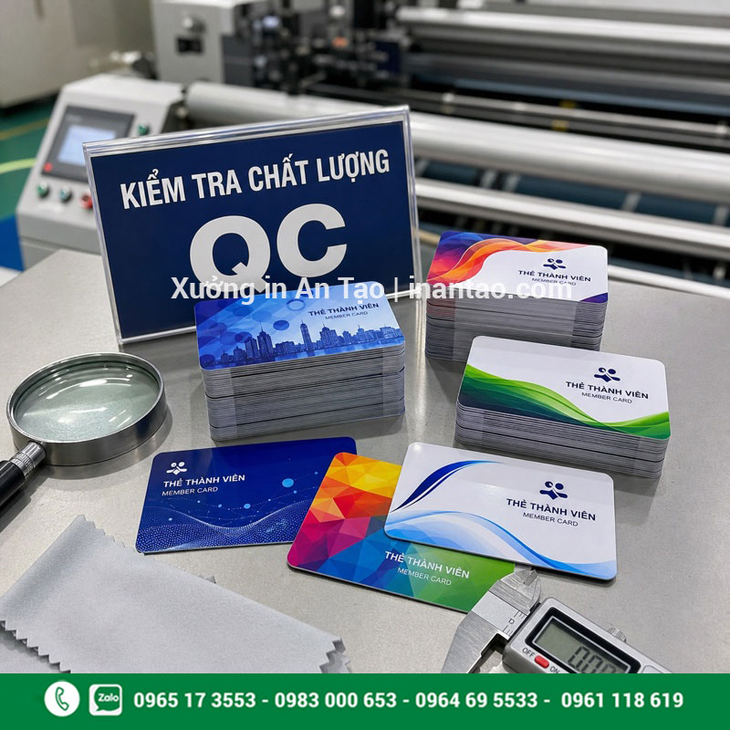 Kiểm tra thẻ nhựa thành phẩm tại xưởng Kiểm tra chất lượng thẻ nhựa sau khi in