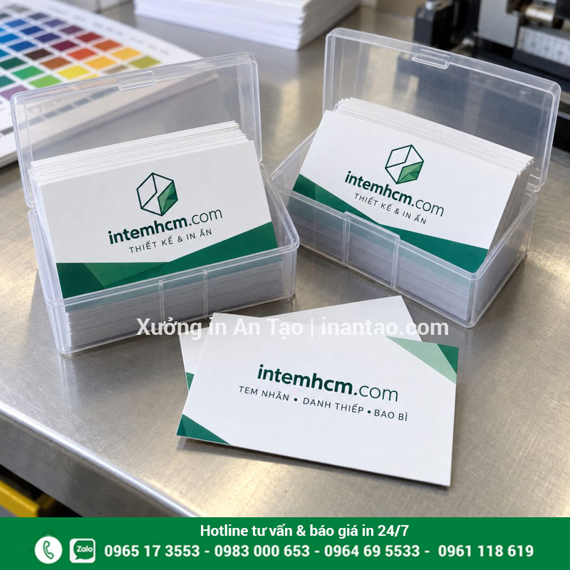 Tham khảo cách đóng hộp card visit sau in Danh thiếp intemhcm.com được xếp trong hộp nhựa trong với card hai mặt bên ngoài