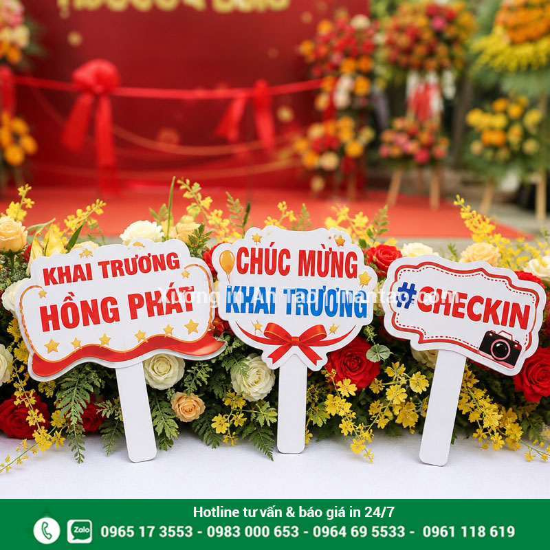 Mẫu hashtag cầm tay khai trương nổi bật Bộ hashtag cầm tay khai trương màu đỏ vàng đặt tại bàn check-in