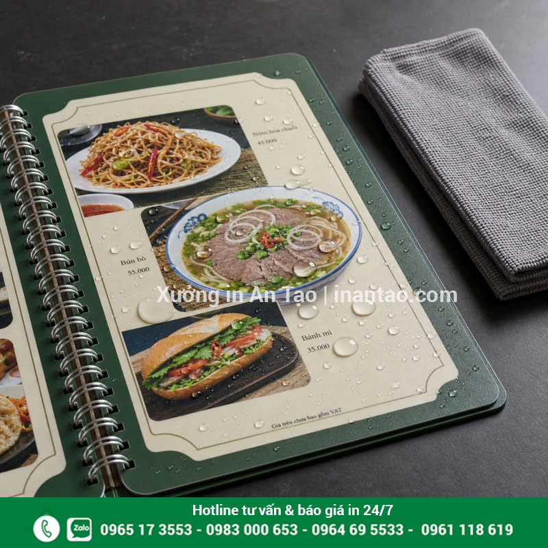 Kiểm tra chất lượng menu nhựa chống nước Kiểm tra bề mặt menu nhựa chống nước sau khi in