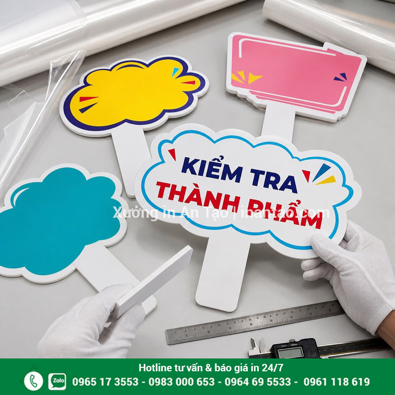 Kiểm tra chất lượng hashtag cầm tay trước khi giao Kiểm tra đường cắt và độ dày hashtag cầm tay thành phẩm